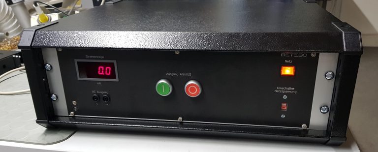 Frontansicht Plasma-Zündquelle Prototyp mit Digitalanzeige